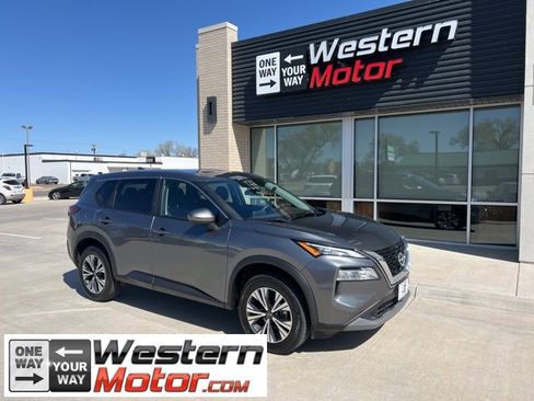 Used 2023 Nissan Rogue SV image 1