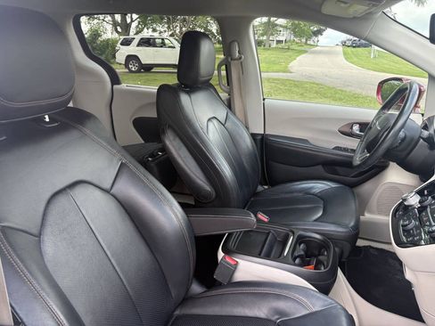 Used 2018 Chrysler Pacifica Touring-L FWD image 35
