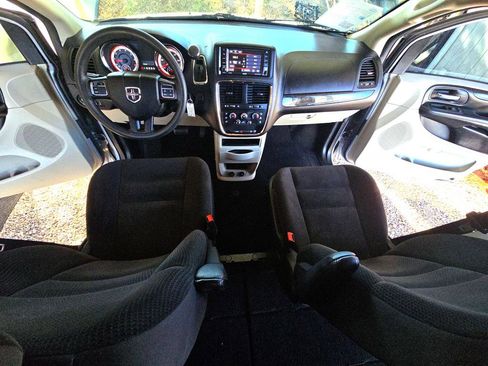 Used 2018 Dodge Grand Caravan SE w/ UConnect Hands-Free Group image 16