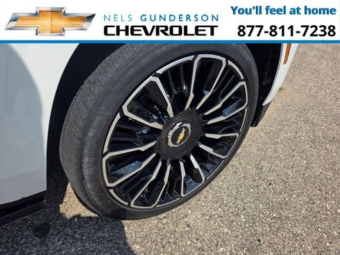 Certified 2025 Chevrolet Suburban High Country AWD/4WD image 8