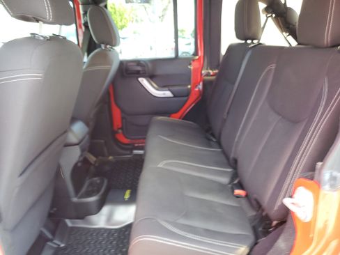 Used 2017 Jeep Wrangler Unlimited Sahara w/ Connectivity Group image 13