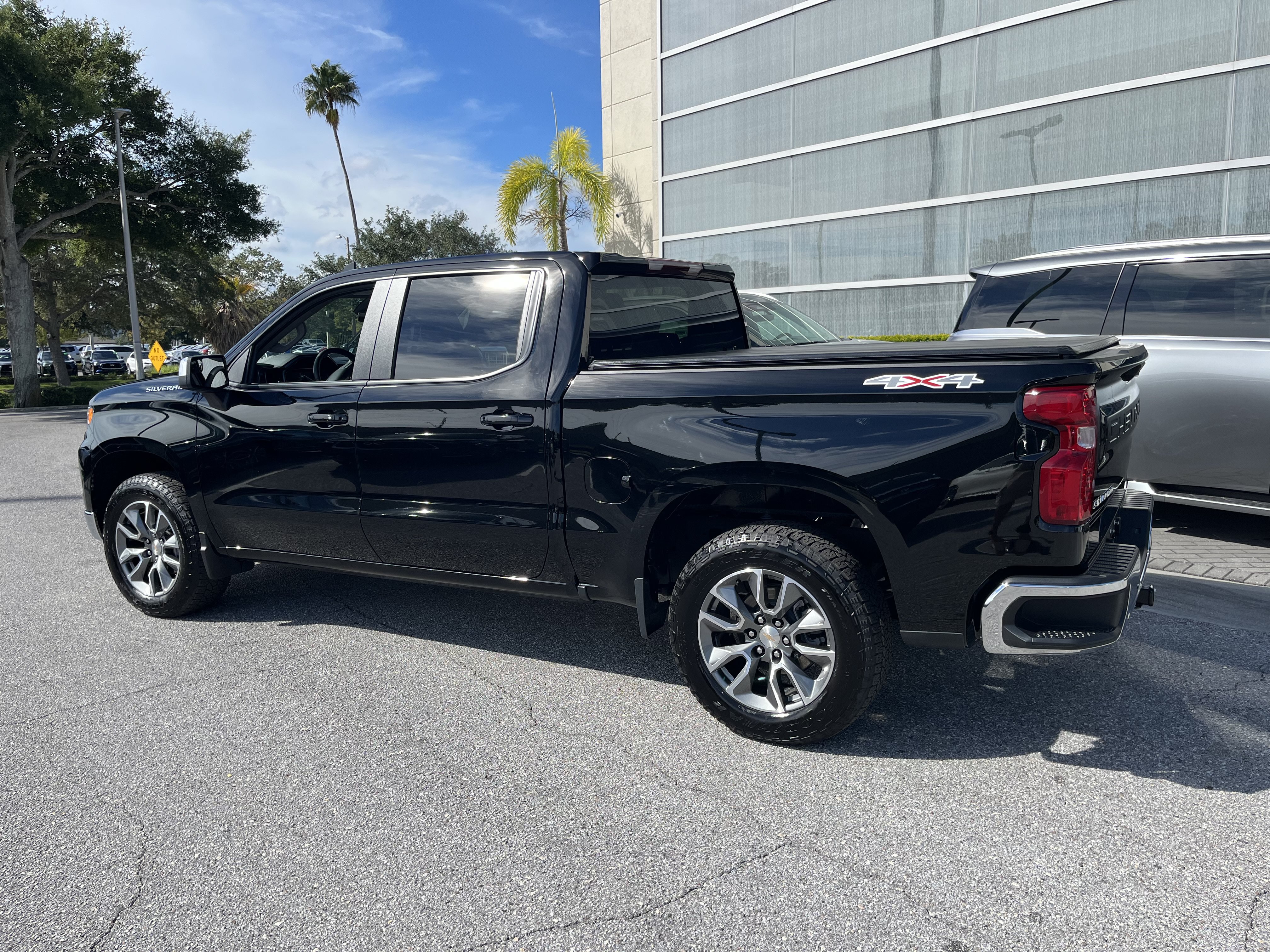 Used 2024 Chevrolet Silverado 1500 LT AWD/4WD image 6