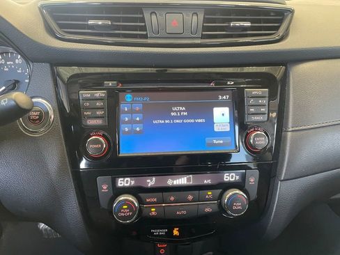 Certified 2017 Nissan Rogue SV w/ SV Premium Package image 16