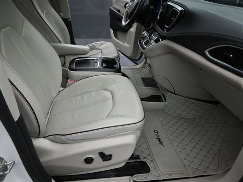 Used 2020 Chrysler Pacifica Limited image 35