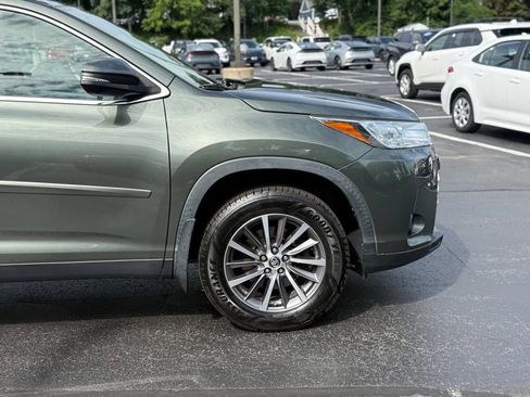 Used 2019 Toyota Highlander XLE w/ Carpet Mat Package (TMS) AWD/4WD image 11