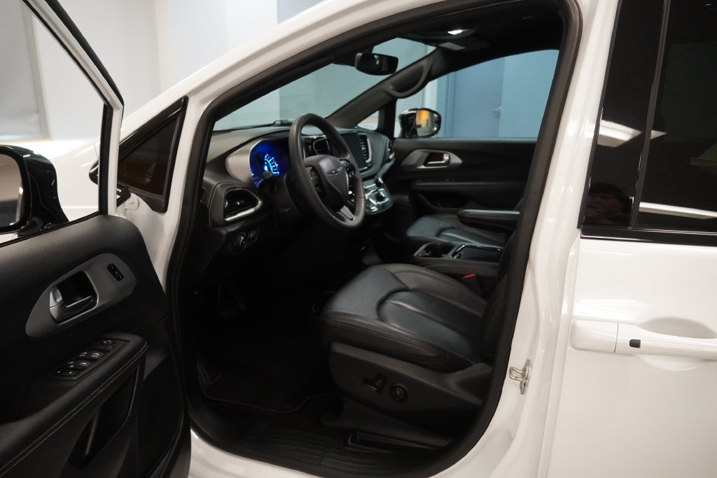 Used 2024 Chrysler Pacifica Limited FWD image 12
