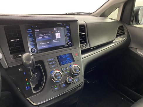 Used 2019 Toyota Sienna SE image 24