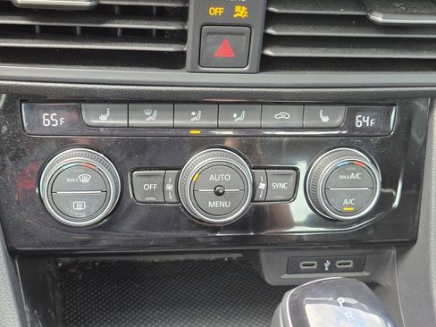 Used 2022 Volkswagen Jetta SE w/ Panoramic Sunroof Package FWD image 28