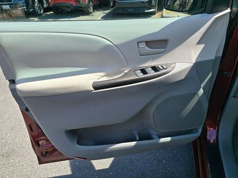 Used 2011 Toyota Sienna LE w/ Towing Pkg FWD image 8