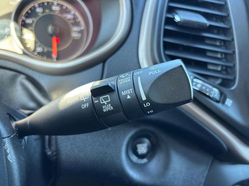 Used 2018 Jeep Cherokee Limited image 28