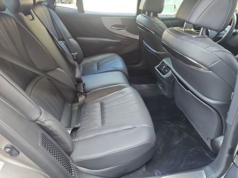 Used 2023 Lexus LS 500h AWD w/ Luxury Package image 19
