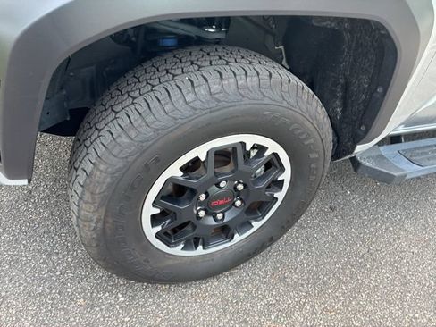 Used 2025 Toyota Tacoma TRD Off-Road w/ TRD Off Road Upgrade Package AWD/4WD image 10
