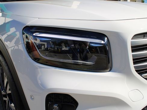 Used 2025 Mercedes-Benz GLB 250 4MATIC image 11