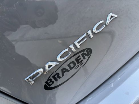 Used 2022 Chrysler Pacifica Limited image 9