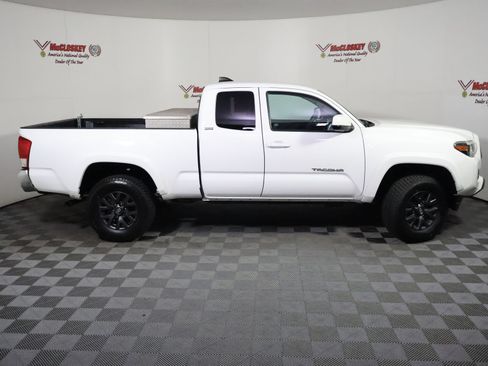Used 2020 Toyota Tacoma SR5 AWD/4WD image 3