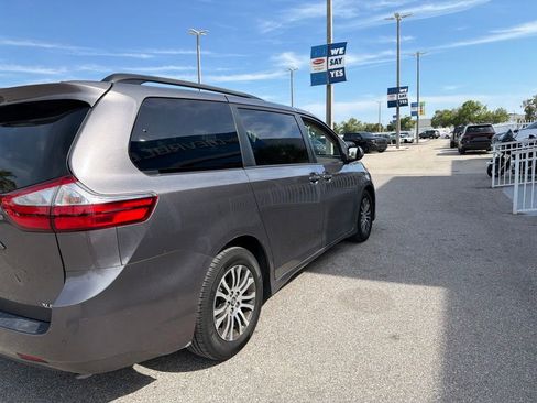 Used 2018 Toyota Sienna XLE w/ XLE Navigation Package FWD image 6