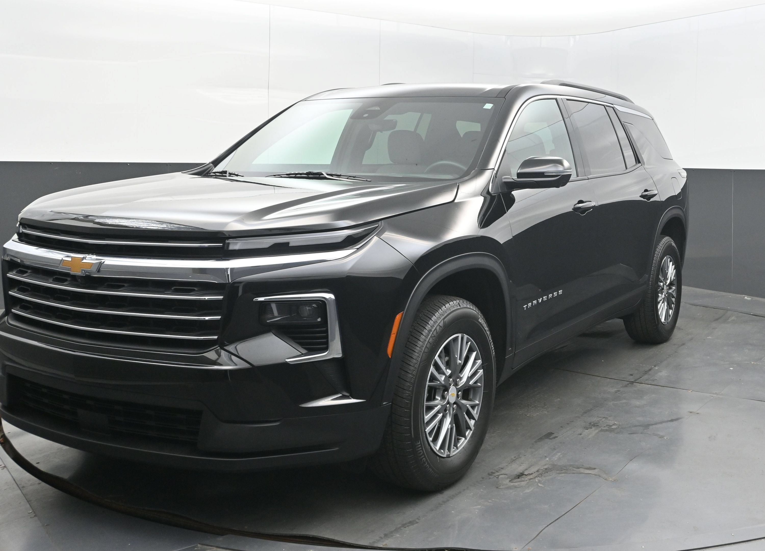 Used 2026 Chevrolet Traverse LT w/ Driver Confidence Package FWD image 4