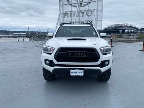 Used 2017 Toyota Tacoma TRD Off-Road AWD/4WD image 3