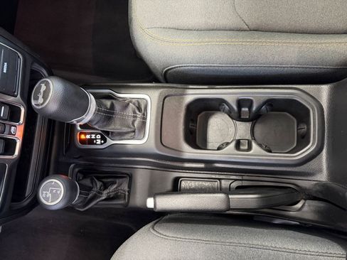 Used 2025 Jeep Wrangler Sahara image 40