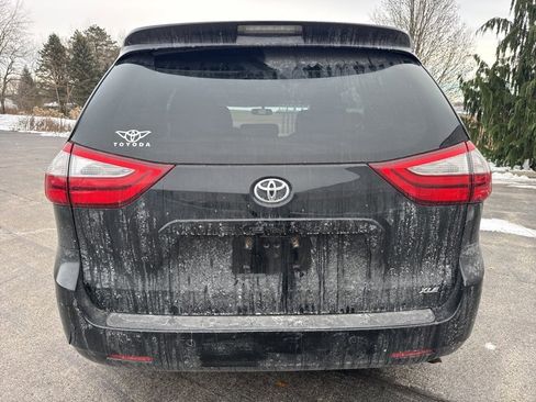 Used 2017 Toyota Sienna XLE image 4