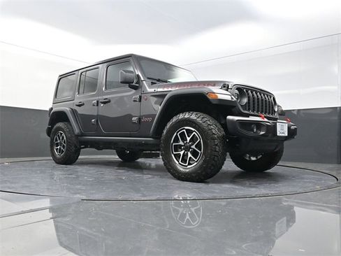 Used 2024 Jeep Wrangler Unlimited Rubicon w/ Convenience Group image 17