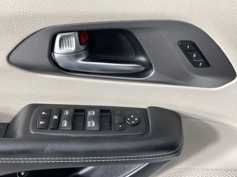 Used 2023 Chrysler Pacifica Touring-L FWD image 19