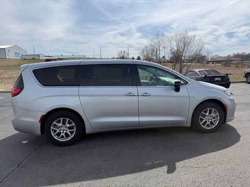 Used 2024 Chrysler Pacifica Touring-L image 5