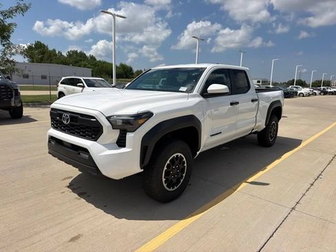 Used 2025 Toyota Tacoma TRD Off-Road AWD/4WD image 3