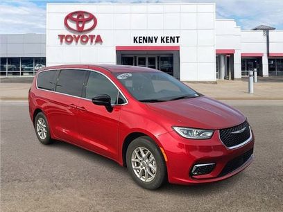 Used 2025 Chrysler Pacifica Select