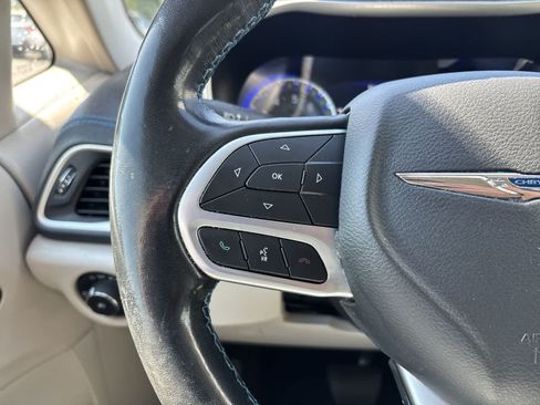 Used 2021 Chrysler Pacifica Touring-L FWD image 9