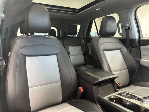 Used 2022 Ford Explorer XLT w/ Equipment Group 202A image 17