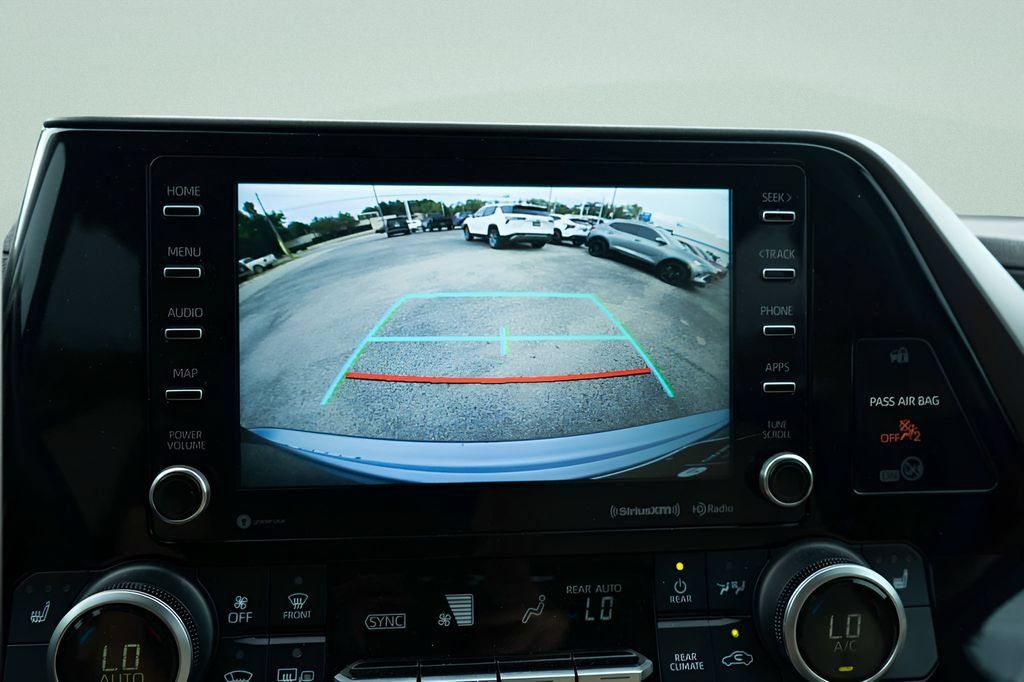 Used 2020 Toyota Highlander XLE AWD/4WD image 27