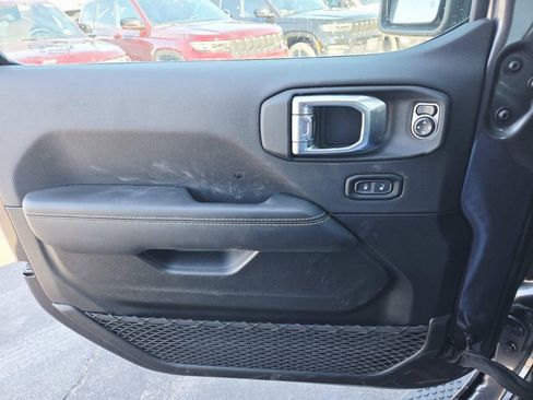 Used 2025 Jeep Wrangler Unlimited Sahara image 35