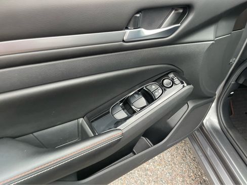 Used 2024 Nissan Altima 2.5 SR w/ SR Premium Package FWD image 11