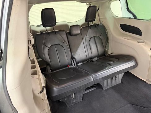 Used 2022 Chrysler Pacifica Touring-L FWD image 15