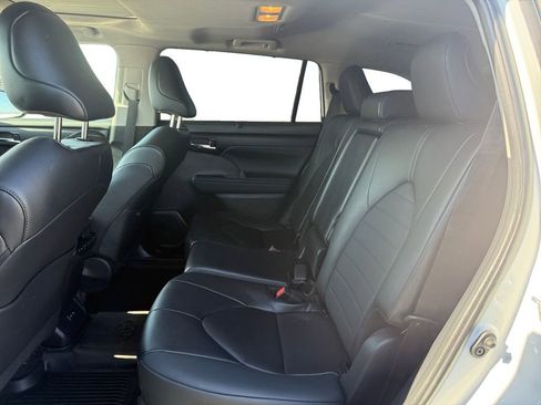 Used 2024 Toyota Highlander XLE FWD image 16
