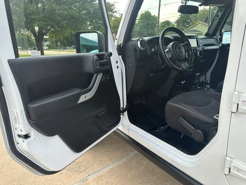 Used 2014 Jeep Wrangler Unlimited Rubicon w/ Connectivity Group AWD/4WD image 9