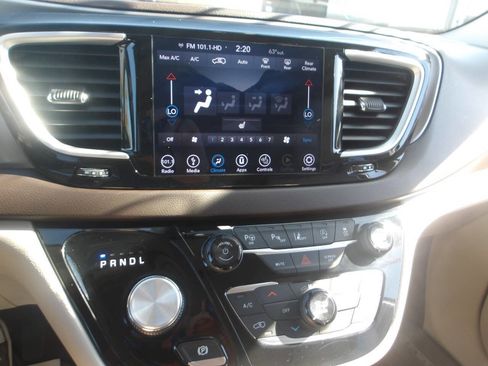 Used 2018 Chrysler Pacifica Touring-L w/ Advanced Safetytec Group image 16