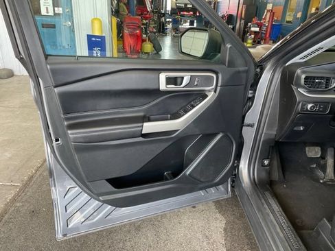 Used 2022 Ford Explorer XLT w/ Equipment Group 202A AWD/4WD image 14