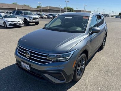 Used 2023 Volkswagen Tiguan SE w/ Panoramic Sunroof Package