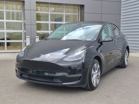 Used 2024 Tesla Model Y Long Range AWD/4WD image 8