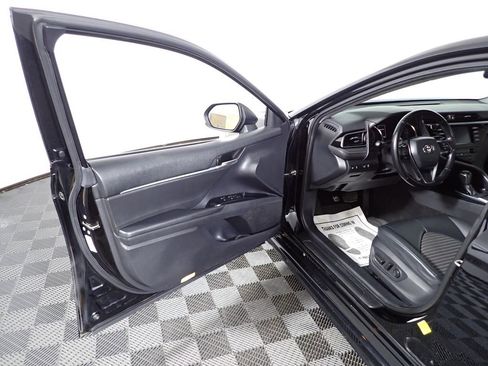 Used 2019 Toyota Camry SE FWD image 18