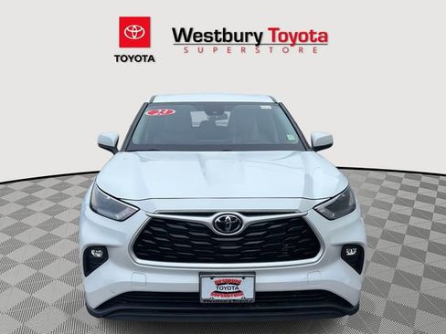 Certified 2023 Toyota Highlander LE image 3