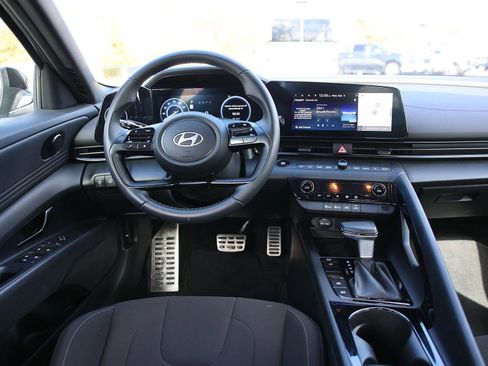 Used 2025 Hyundai Elantra SEL image 13