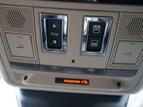 Used 2018 Jaguar XJ R-Sport image 32