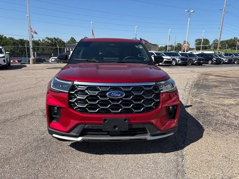 Used 2025 Ford Explorer Platinum AWD/4WD image 2
