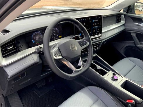 New 2025 Volkswagen Tiguan SE AWD/4WD image 8