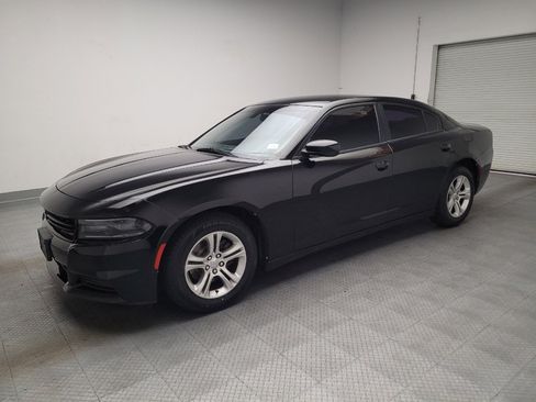 Used 2019 Dodge Charger SXT RWD image 2