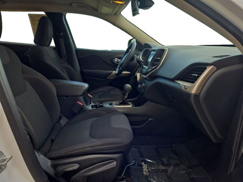 Used 2017 Jeep Cherokee Latitude FWD image 23