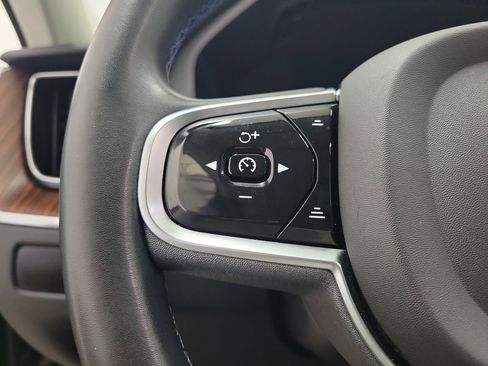 Used 2023 Volvo XC60 B5 Plus image 24